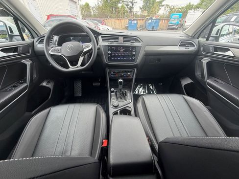 Used 2022 Volkswagen Tiguan SE w/ Panoramic Sunroof Package AWD/4WD image 24