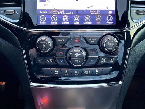 Used 2019 Jeep Grand Cherokee Laredo image 18