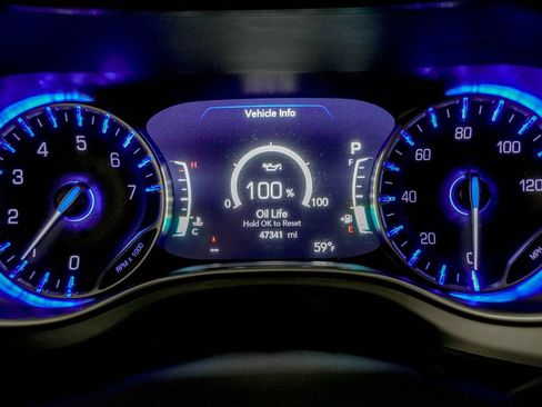 Used 2025 Chrysler Pacifica Limited FWD image 40