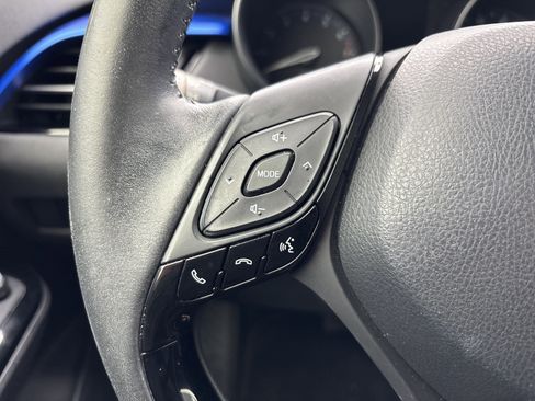 Used 2020 Toyota C-HR XLE FWD image 18