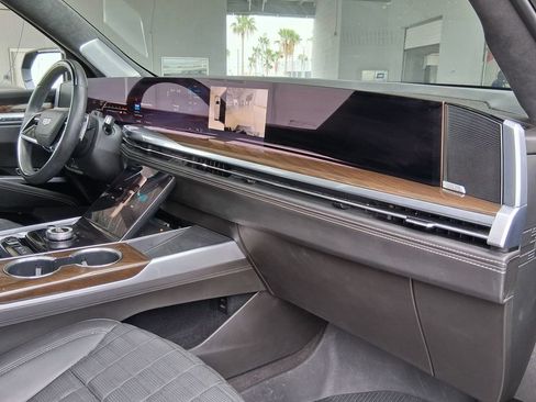 Certified 2025 Cadillac Escalade ESV Sport Platinum w/ LPO, Floor Liner Package AWD/4WD image 18
