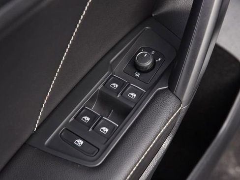 Used 2022 Volkswagen Tiguan SE w/ Panoramic Sunroof Package image 8