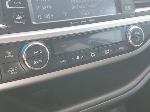 Used 2019 Toyota Highlander Limited image 29