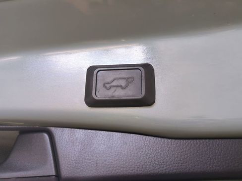 Used 2020 Toyota RAV4 XLE w/ Convenience Package FWD image 15