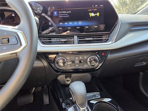 Certified 2025 Chevrolet Trax LT w/ LT Convenience Package image 29