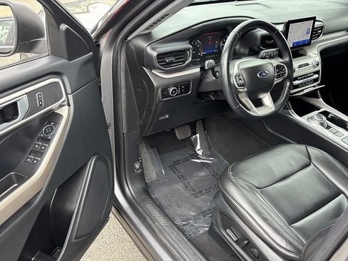 Used 2023 Ford Explorer XLT w/ Equipment Group 202A RWD image 8
