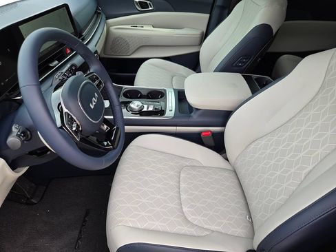 New 2026 Kia Carnival EX FWD image 9