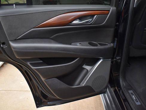 Used 2017 Cadillac Escalade Luxury image 36