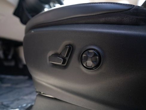 Used 2023 Chrysler Pacifica Touring-L FWD image 32