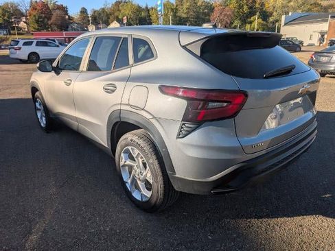 Used 2024 Chevrolet Trax LS w/ LS Convenience Package image 4