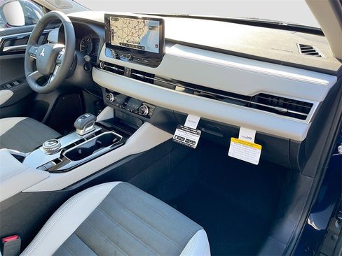 New 2025 Mitsubishi Outlander SE image 30