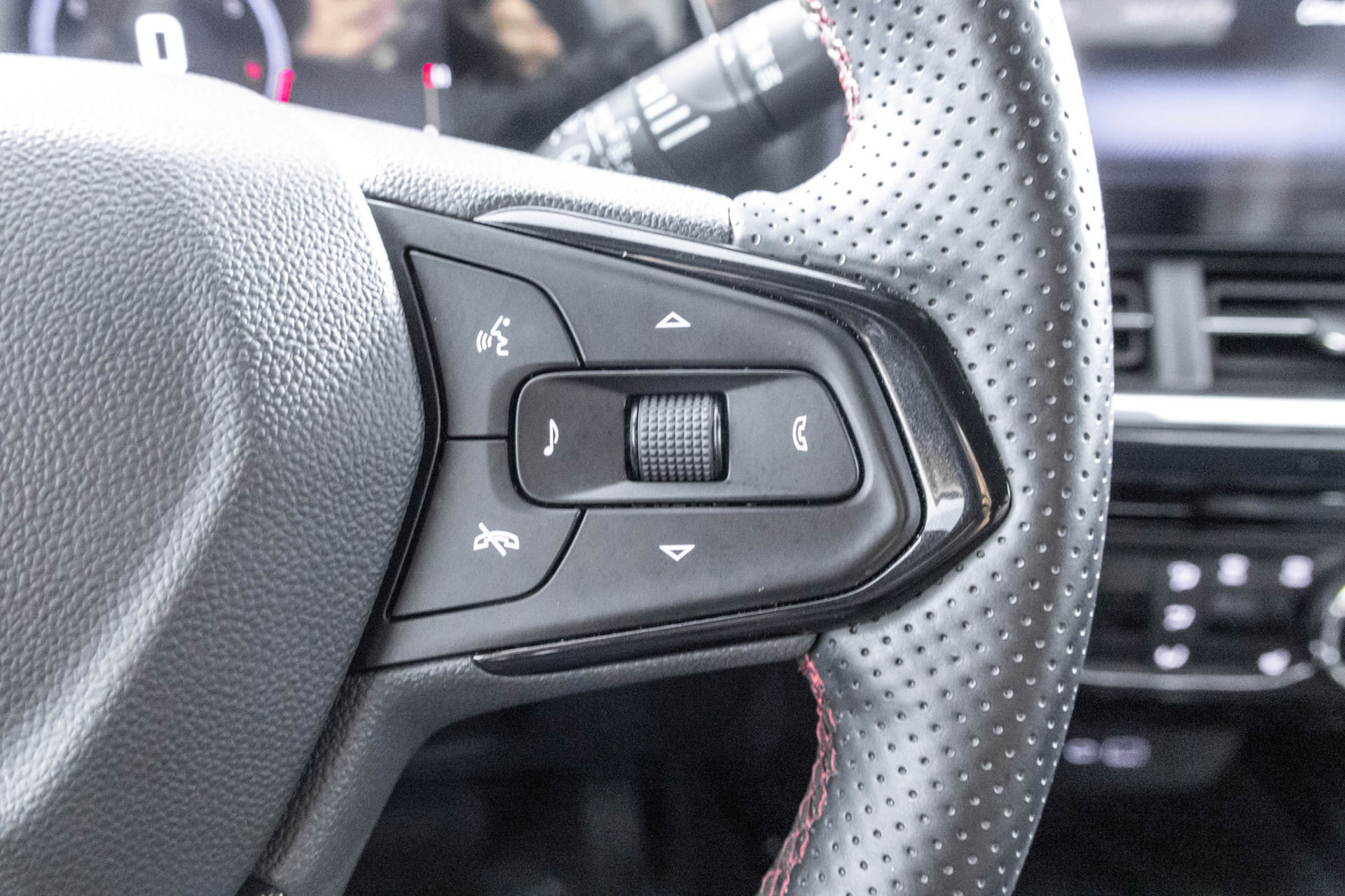 Used 2024 Chevrolet Trax RS w/ Sunroof Package FWD image 26