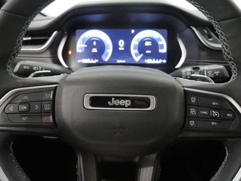 Used 2023 Jeep Grand Cherokee Altitude image 16