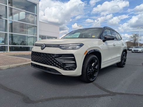 New 2026 Volkswagen Tiguan SE R-Line FWD image 9