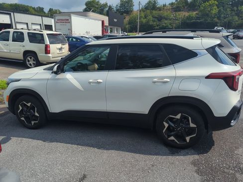 Used 2024 Kia Seltos EX FWD image 3