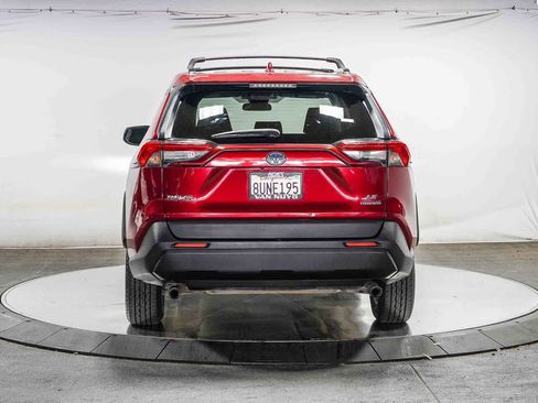 Used 2021 Toyota RAV4 LE w/ Carpet Mat Package (TMS) AWD/4WD image 4