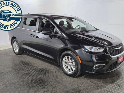 Used 2025 Chrysler Pacifica Select FWD image 9