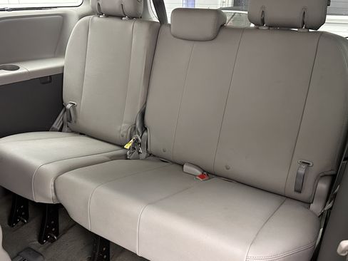 Used 2017 Toyota Sienna XLE image 29