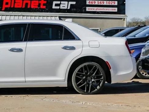 Used 2019 Chrysler 300 Limited RWD image 17
