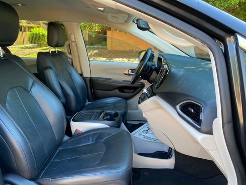 Used 2020 Chrysler Pacifica Touring-L FWD image 61