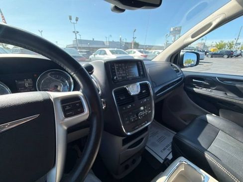 Used 2014 Chrysler Town & Country Touring-L w/ Driver Convenience Group FWD image 38