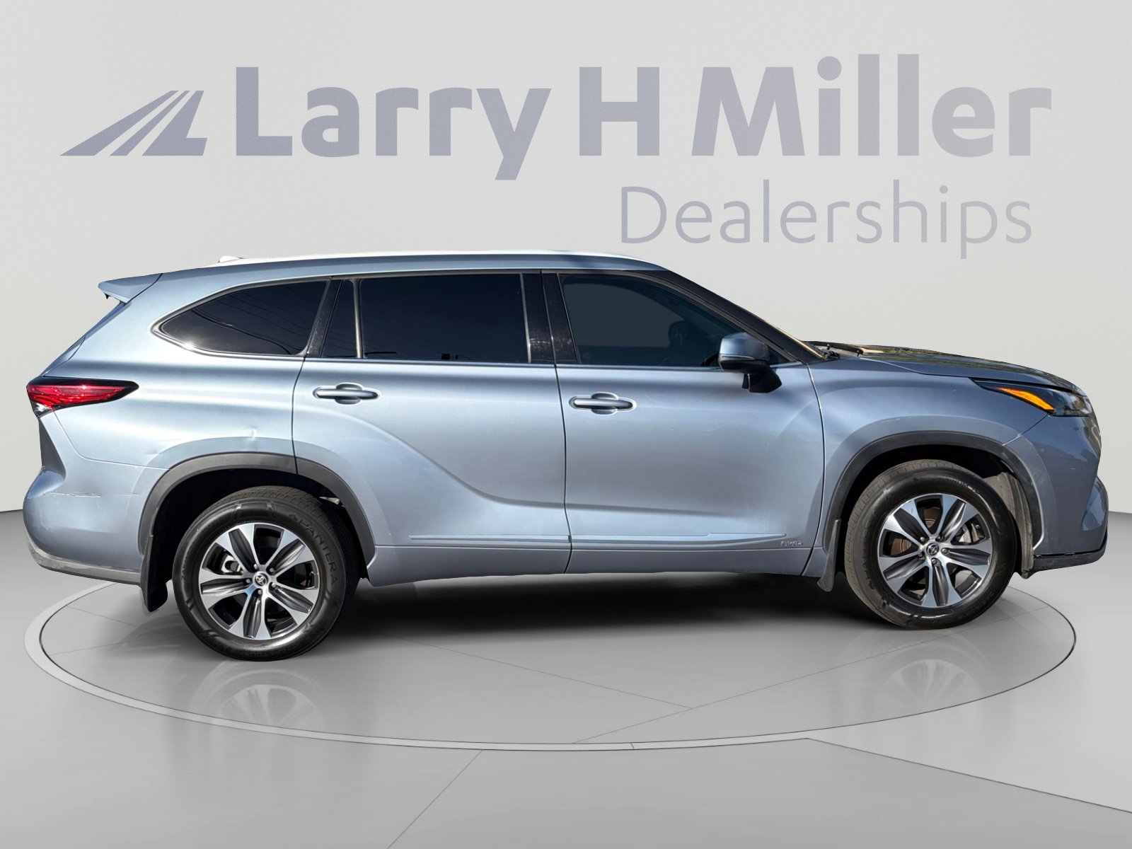 Used 2022 Toyota Highlander XLE AWD/4WD image 6