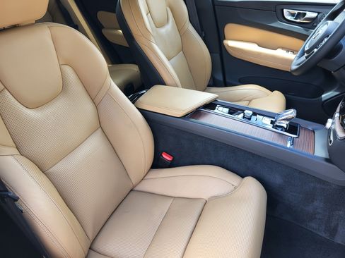 Certified 2023 Volvo XC60 B5 Ultimate w/ Protection Package Premier AWD/4WD image 11