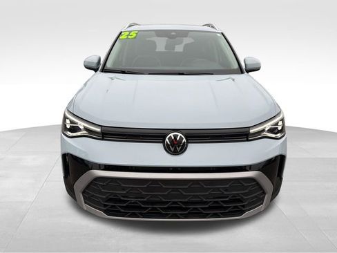 Used 2025 Volkswagen Taos SE FWD image 2