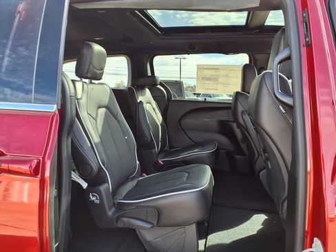 New 2026 Chrysler Pacifica Limited image 25