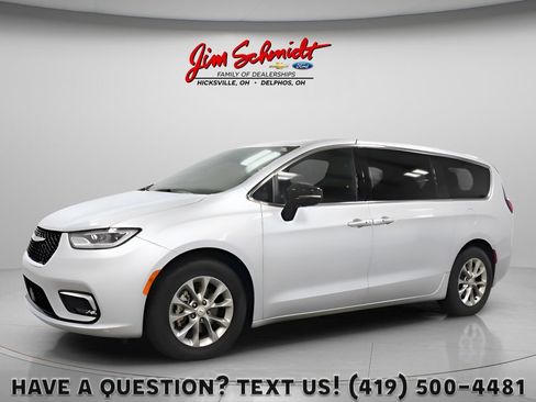 Used 2026 Chrysler Pacifica Limited FWD image 1