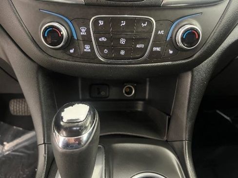 Used 2018 Chevrolet Equinox LT FWD image 17
