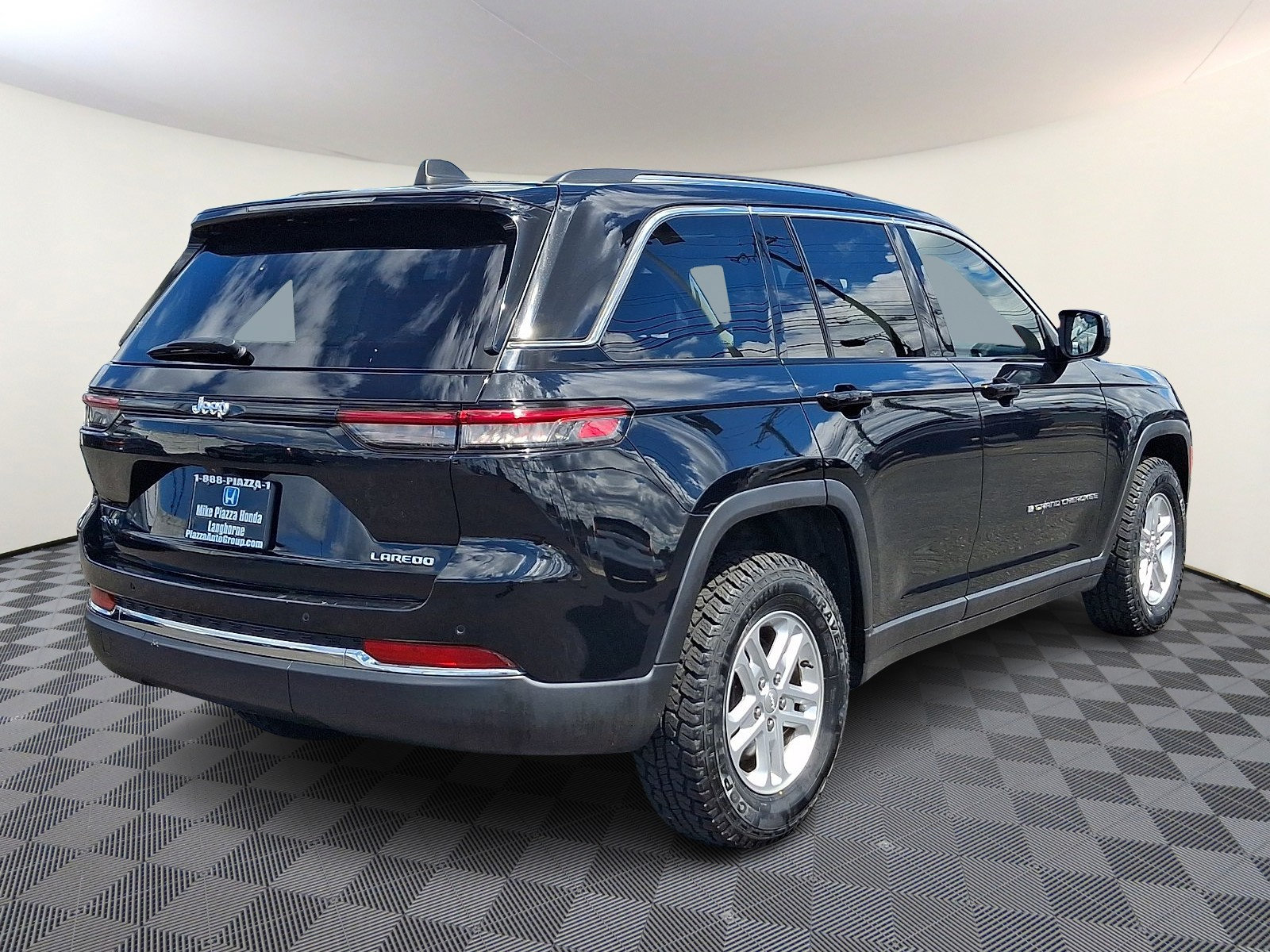 Used 2023 Jeep Grand Cherokee Laredo w/ Luxury Tech Group I AWD/4WD image 7