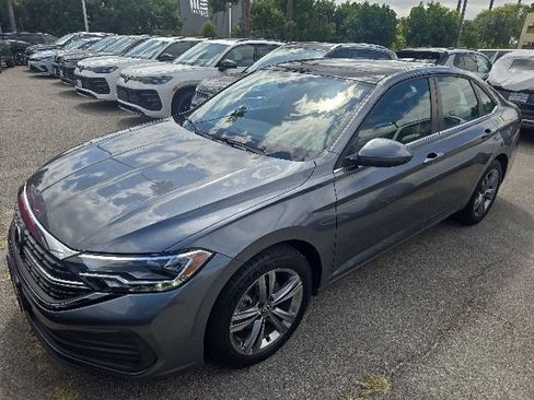 Used 2022 Volkswagen Jetta SE w/ Panoramic Sunroof Package FWD image 2