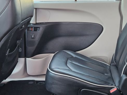 Used 2023 Chrysler Pacifica Limited FWD image 22