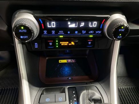 Used 2022 Toyota RAV4 Limited AWD/4WD image 19