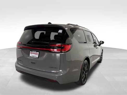 Certified 2025 Chrysler Pacifica Limited image 8