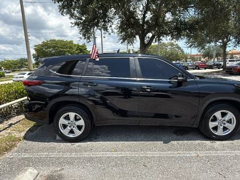Used 2023 Toyota Highlander L FWD image 7