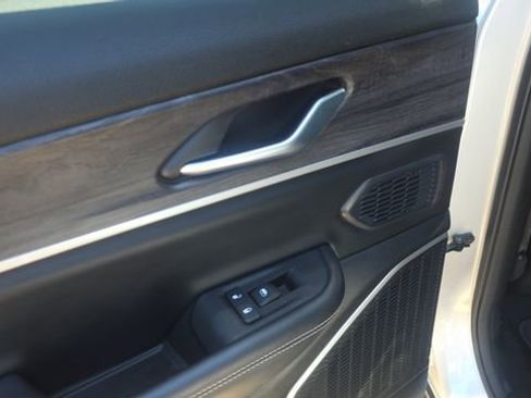 Used 2023 Jeep Grand Cherokee L Limited RWD image 16