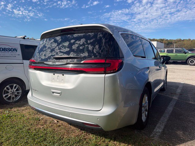 Used 2024 Chrysler Pacifica Touring-L FWD image 5