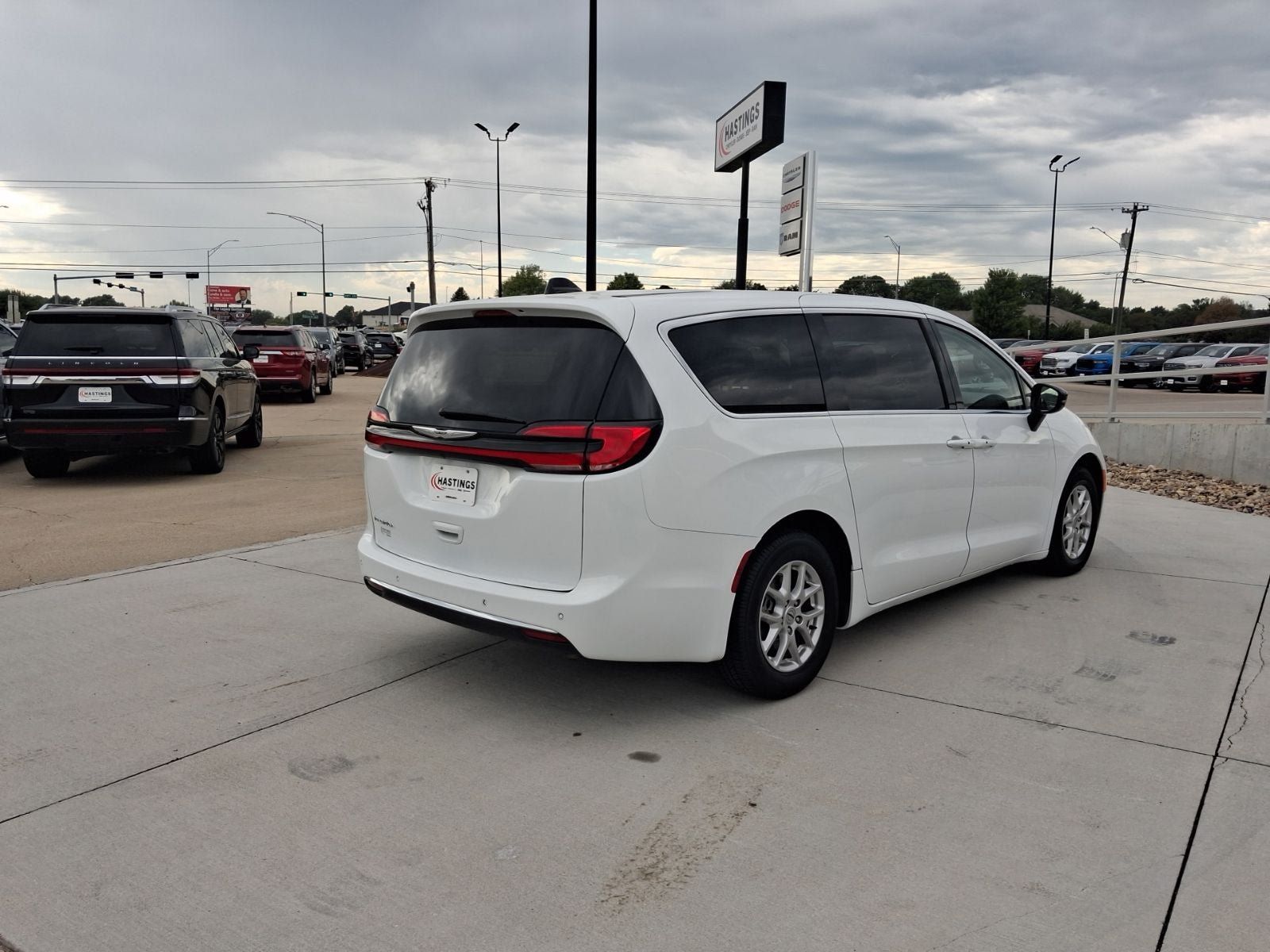 Used 2024 Chrysler Pacifica Touring-L FWD image 5