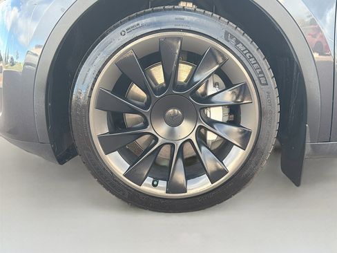 Used 2024 Tesla Model Y Long Range AWD/4WD image 11
