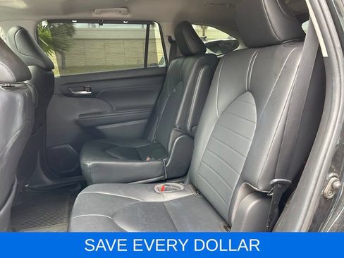 Used 2023 Toyota Highlander XLE FWD image 15