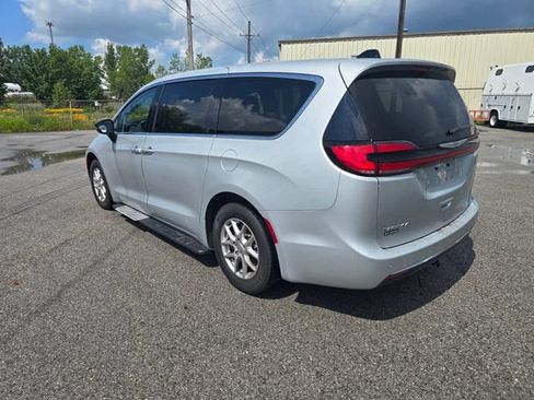 Used 2024 Chrysler Pacifica Touring-L FWD image 6