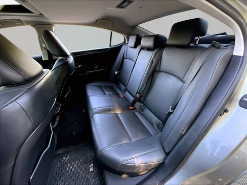 Used 2021 Lexus ES 300h w/ ES 300h Ultra Luxury Package FWD image 22