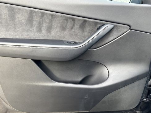 Used 2021 Tesla Model Y Long Range image 10