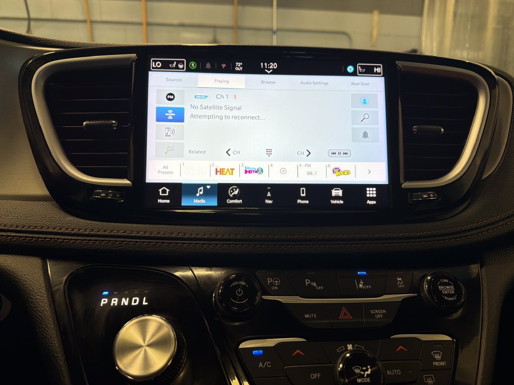 Used 2024 Chrysler Pacifica Pinnacle FWD image 9