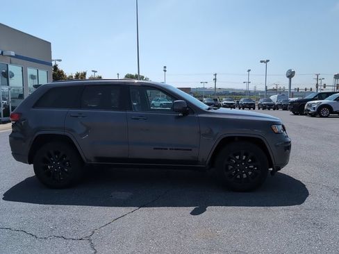 Used 2021 Jeep Grand Cherokee Laredo X AWD/4WD image 4