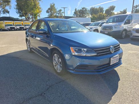 Used 2016 Volkswagen Jetta SE image 3