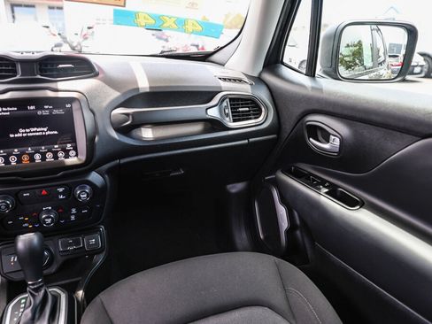 Used 2023 Jeep Renegade Latitude AWD/4WD image 5