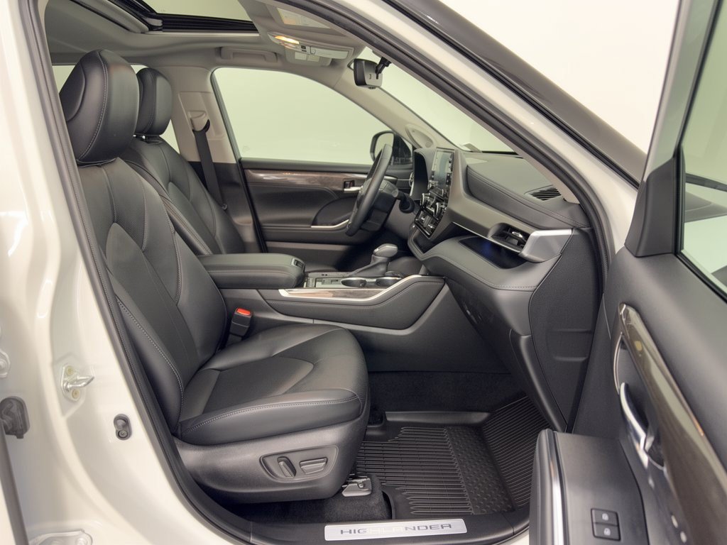 Used 2022 Toyota Highlander Limited FWD image 30